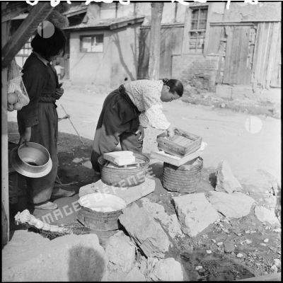 Femmes au travail dans un village coréen.