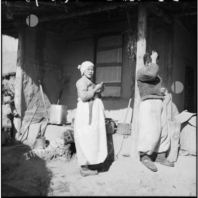 Femme au travail dans un village coréen.