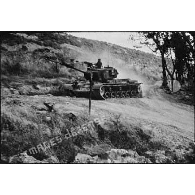Un char M47 Patton américain progressant en Corée.