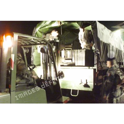 Préparatifs au départ en Afghanistan pour le 21e RIMa (régiment d'infanterie de marine). Déchargement d'un camion de matériel à Istres avec un engin de manutention transpalettes.
