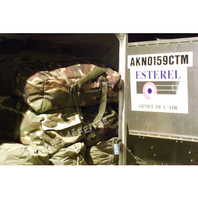 Préparatifs au départ en Afghanistan pour le 21e RIMa (régiment d'infanterie de marine). Paquetages empilés devant un panneau de l'armée de l'Air portant l'insciption "Esterel".