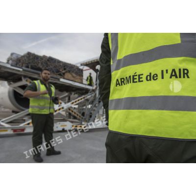 Le personnel navigant encadre le chargement de fret à bord d'un avion de ligne Airbus A310-300 sur l'aéroport de Roissy-Charles-de-Gaulle.