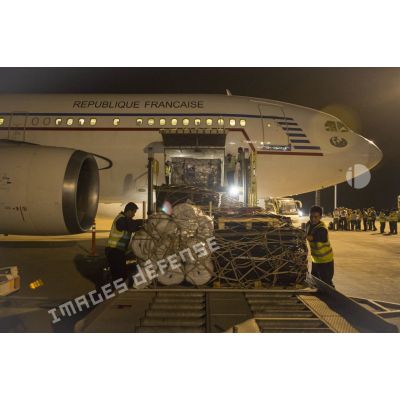 Déchargement de fret d'un avion de ligne Airbus A310-300 sur l'aéroport d'Erbil, dans le Kurdistan irakien.