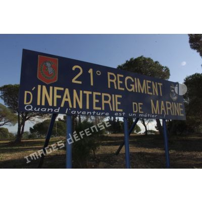 Préparatifs au départ en Afghanistan pour le 21e RIMa (régiment d'infanterie de marine). Panneau d'entrée du camp du 21e RIMa, portant son insigne avec la devise "croche et tient" et le slogan "Quand l'aventure est un métier".