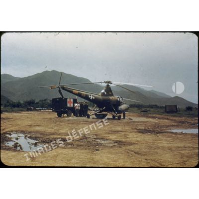 Une évacuation par hélicoptère américain Sikorsky R-5 au poste de secours du Bataillon français de l'ONU en Corée.