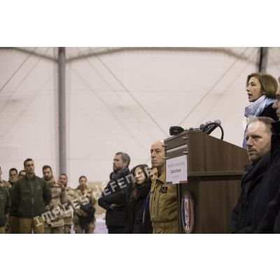 La ministre des Armées s'adresse aux troupes lors d'un discours sur la base aérienne projetée (BAP) en Jordanie.