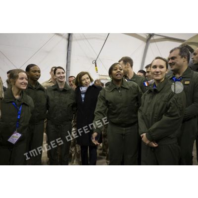 La ministre des Armées pose pour une photographie de groupe avec les soldats de la base aérienne projetée (BAP) en Jordanie.