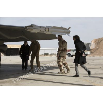 La ministre des Armées assiste à la visite pré-vol d'un avion Rafale sur la base aérienne projetée (BAP) en Jordanie.