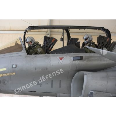 Des pilotes de chasse s'apprêtent à partir en mission depuis la base aérienne projetée (BAP) en Jordanie.