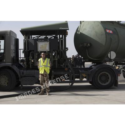 Le personnel du Service des essence des armées (SEA) procède à un ravitaillement en carburant au moyen d'un train avitailleur sur la base aérienne projetée (BAP) en Jordanie.