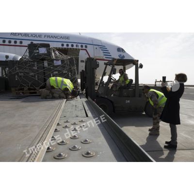 La ministre des Armées assiste au déchargement de fret d'un avion de ligne Airbus A310-300 sur le tarmac de la base aérienne projetée (BAP) en Jordanie.