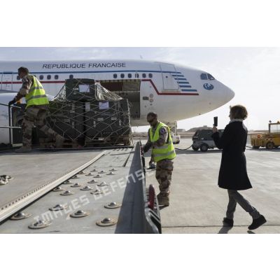 La ministre des Armées assiste au déchargement de fret d'un avion de ligne Airbus A310-300 sur le tarmac de la base aérienne projetée (BAP) en Jordanie.
