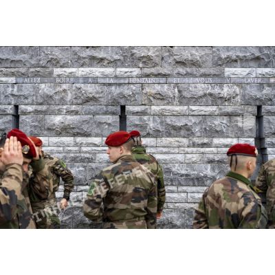 Des marsouins du 3e régiment parachutiste d'infanterie de marine (3e RPIMa) boivent l'eau des fontaines de la grotte de Massabielle au sanctuaire marial de Lourdes.