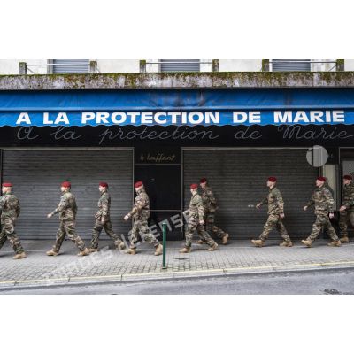 Des marsouins du 3e régiment parachutiste d'infanterie de marine (3e RPIMa) traversent les rues marchandes de Lourdes.