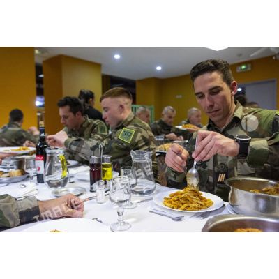 Des marsouins du 3e régiment parachutiste d'infanterie de marine (3e RPIMa) se restaurent à l'hôtel-restaurant du Chateau fort à Lourdes.