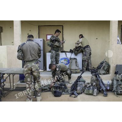 Les éléments du groupement de commandos parchutistes (GCP) se préparent avant de partir en mission dans la vallée de l'Ametettaï, au Mali.