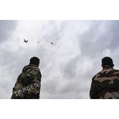 Des instructeurs du 1er régiment de chasseurs parachutistes (1er RCP) observent le saut de leurs stagiaires depuis un avion Super Hercules sur la zone de saut de Wright à l'école des troupes aéroportées (ETAP) de Pau.