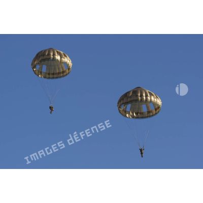 Des stagiaires du 1er régiment de chasseurs parachutistes (1er RCP) sautent sur la zone de saut de Wright à l'école des troupes aéroportées (ETAP) de Pau.