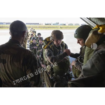 Des stagiaires du 1er régiment de chasseurs parachutistes (1er RCP) embarquent pour un saut à l'école des troupes aéroportées (ETAP) de Pau.