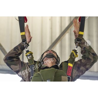 Un stagiaire du 1er régiment de chasseurs parachutistes (1er RCP) suit un cours sur l'utilisation du harnais suspendu à l'école des troupes aéroportées (ETAP) de Pau.