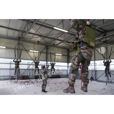 Des stagiaires du 1er régiment de chasseurs parachutistes (1er RCP) suivent un cours sur l'utilisation du harnais suspendu à l'école des troupes aéroportées (ETAP) de Pau.