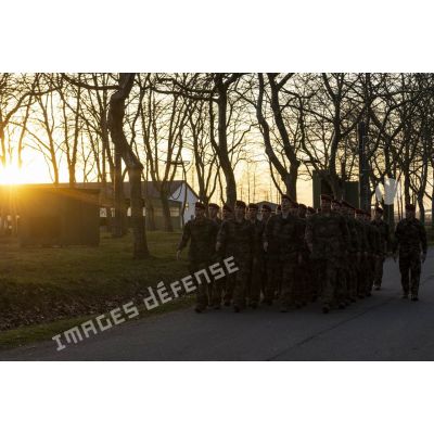 Des stagiaires du 1er régiment de chasseurs parachutistes (1er RCP) marchent en ordre serré en fin de journée à l'école des troupes aéroportées (ETAP) de Pau.