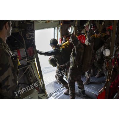 Un largueur encadre le saut d'un stagiaire du 1er régiment de chasseurs parachutistes (1er RCP) depuis un avion Super Hercules à l'école des troupes aéroportées (ETAP) de Pau.