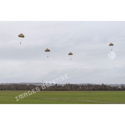 Quatre stagiaires du 1er régiment de chasseurs parachutistes (1er RCP) se posent sous voile sur la zone de saut de de Wright à l'école des troupes aéroportées (ETAP) de Pau.
