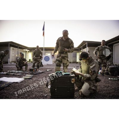 Des légionnaires de la première compagnie du 2e régiment étranger de parachutistes (2e REP) préparent leur équipement à N'Djamena, au Tchad.