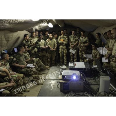 Réunion de commandement au centre opérationnel de Tessalit, au Mali.