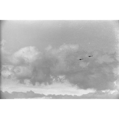 Un binôme de chasseurs Messerschmitt Bf-109 au-dessus du terrain d'aviation de Guidonia Montecelio (Latium).