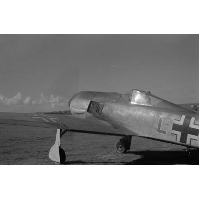 Sur le terrain de Guidonia Montecelio, un chasseur Focke-Wulf Fw-190 du Schlachtgeschwader 4 (I./SG4) s'apprête à décoller, on note la lettre "L" rouge ou noir sur le fuselage du chasseur.