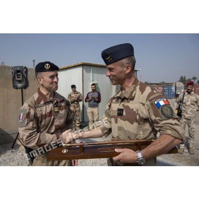 Le colonel Patrick Lamiral remet un bâton de marche au général de brigade aérienne Stéphane Dupont à Bagdad (Irak).