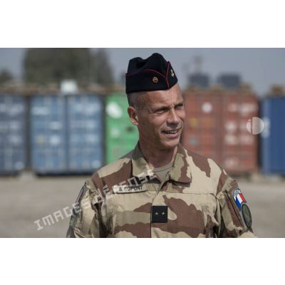 Portrait du général de brigade aérienne Stéphane Dupont coiffé d'un calot du régiment de marche du Tchad (RMT) à Bagdad (Irak).