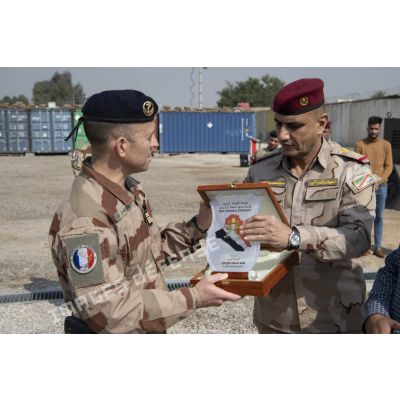 Le colonel Stéphane Dupont reçoit un cadeau des mains d'un major général irakien à Bagdad (Irak).