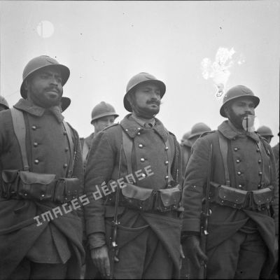 Photographie de groupe de tirailleurs du 24e régiment de tirailleurs.