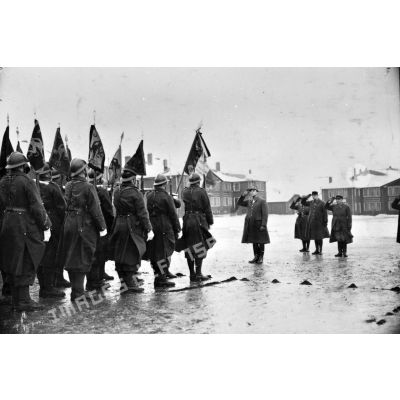 Le général de brigade De Lattre, commandant la 14e DI de la 4e armée, salue le drapeau du 152e RI et sa garde.