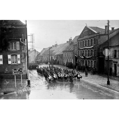 Une unité d'infanterie de la 4e armée avec la fanfare en avant défile devant le général d'armée Requin dans un village du département de la Moselle (peut-être Hellimer).