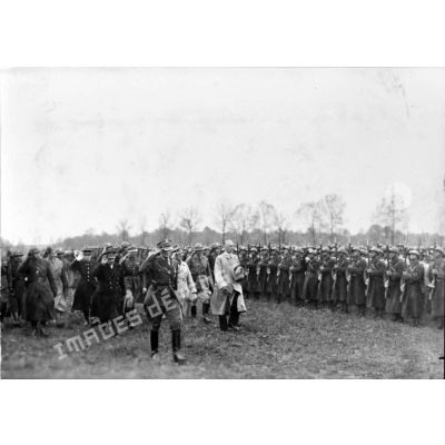 Wladyslaw Raczkiewiez, président de la république polonaise, et le général Sikorski passent en revue les troupes.