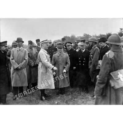 Photographie de groupe des personnalités civiles et militaires françaises et polonaises lors de la cérémonie militaire en l'honneur de l'armée polonaise.