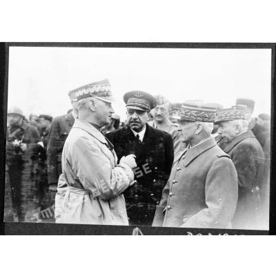 Le général Sikorski discute avec les généraux Réquin et Denain.