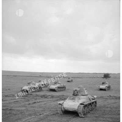 Des chars légers Hotchkiss M39 H de la 3e DLM progressent en formation dans le camp de Sissonne.