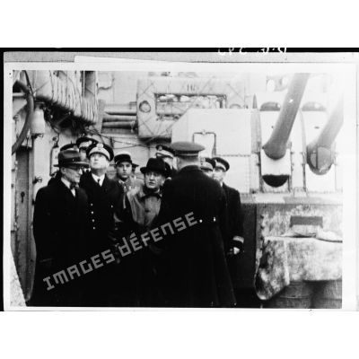 Photographie de groupe de Monsieur Daladier accompagné d'autorités civiles et militaires à bord du "Siroco".