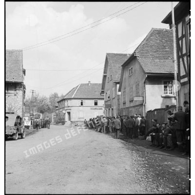 La population civile allemande de la commune de Wossingen est rassemblée par les troupes françaises pour être recensée.