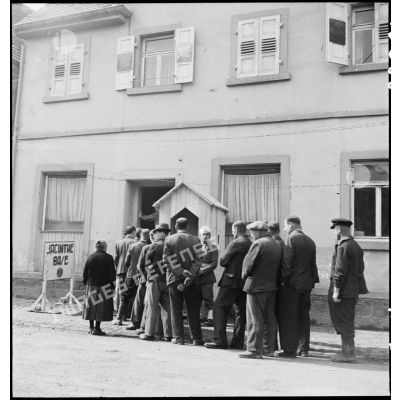La population civile allemande de la commune de Wossingen est rassemblée par les troupes françaises pour être recensée.