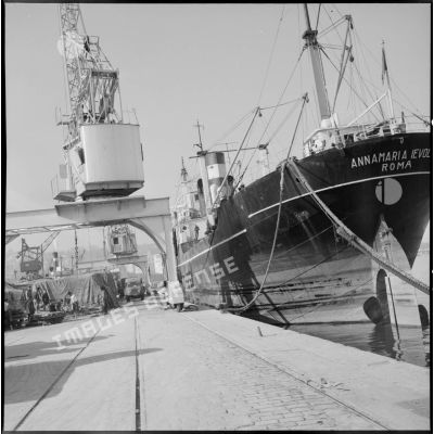 Embarquement de marchandises dans le port d'Alger.