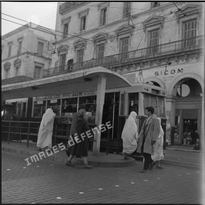 Vue d'une station de tramway place du Gouvernement, Alger.