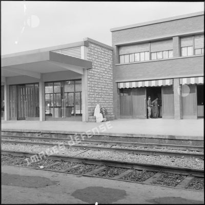 Vue extérieure de la gare d'Orléansville.