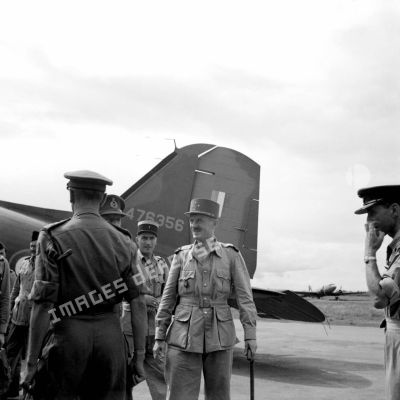 Arrivée du général Leclerc, commandant en chef en Indochine, à Saigon.