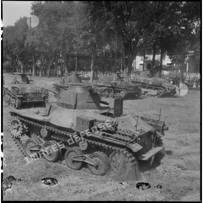 Manoeuvres en groupe de chars japonais récupérés par les troupes françaises à Phnom-Penh.